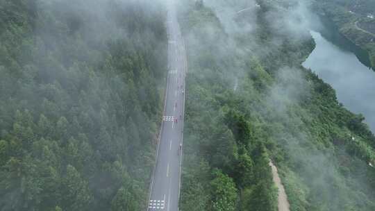 骑行 全民健身 云雾下山路骑行