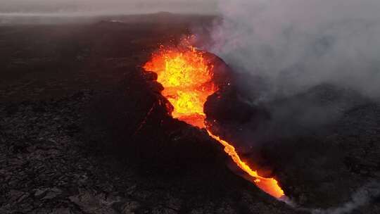 近距离观察雷克雅内斯半岛戏剧性火山喷发的