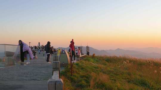 武功山看日出的旅客们