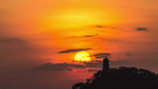 广西柳州，佛塔前景的长焦日落延时摄影