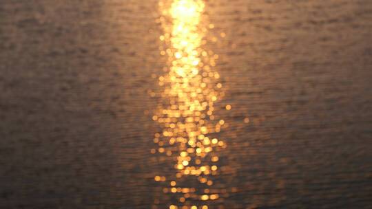 黄昏时水面上波光粼粼的夕阳余晖