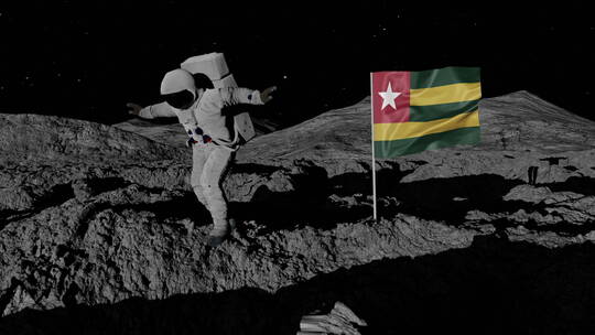 宇航员在月球上插多哥国旗视频素材模板下载