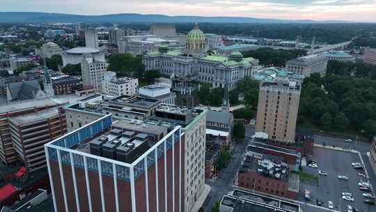 宾夕法尼亚州哈里斯堡市中心。宾夕法尼亚州首府。日出时城市中的政府大楼。天线