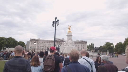 人群走向白金汉宫的跟踪拍摄
