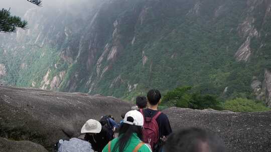 景区排队上山人群