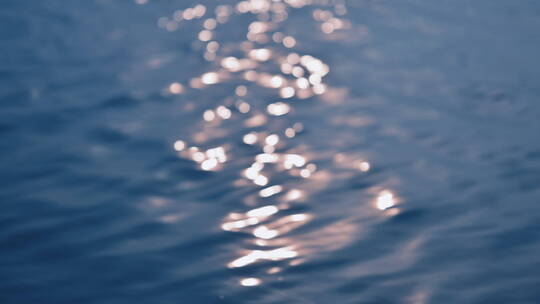 阳光下波光粼粼的水面
