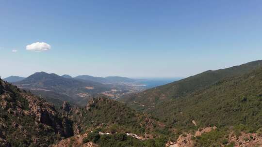 晴朗蓝天下山景的无人机镜头