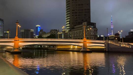 上海封城中的夜晚桥面灯光