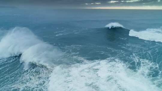 大西洋风暴时大浪的鸟瞰图