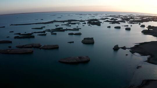 青海省海西州乌素特水上雅丹景区日落航拍