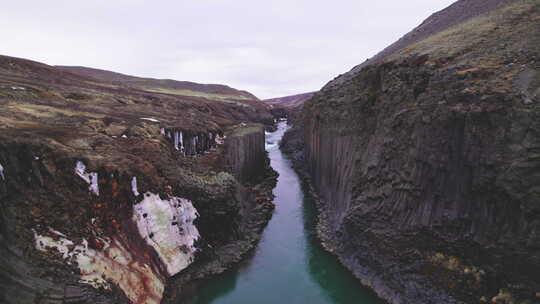 斯塔拉吉尔峡谷的玄武岩柱，令人惊叹的冰川
