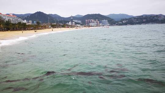 实拍沙滩海浪礁石大海