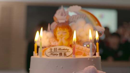 唯美学生在教室过生日一群小学生切生日蛋糕