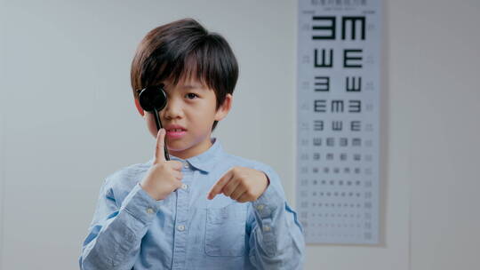 小男孩测视力视频素材模板下载