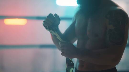 男人在健身房练拳击视频素材模板下载