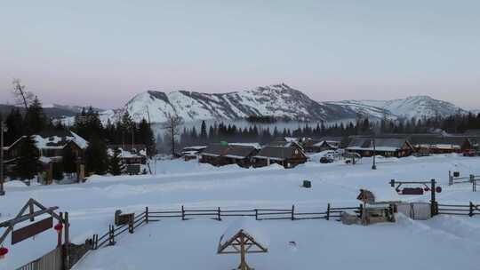 航拍新疆冬季喀纳斯河流晨雾雪山森林雪景