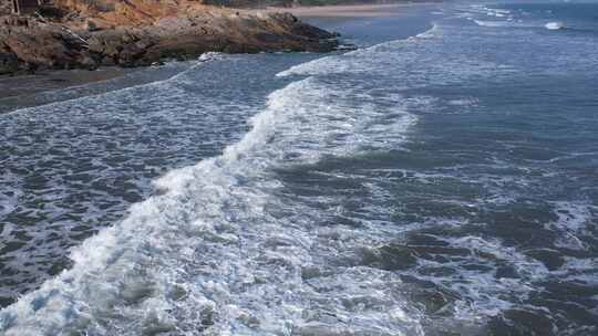 波涛汹涌的大海航拍