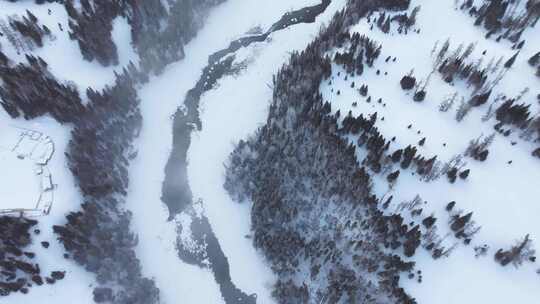 航拍新疆冬季喀纳斯河流晨雾雪山森林雪景