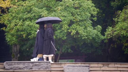 雨天闺蜜手挽着手散步视频素材模板下载