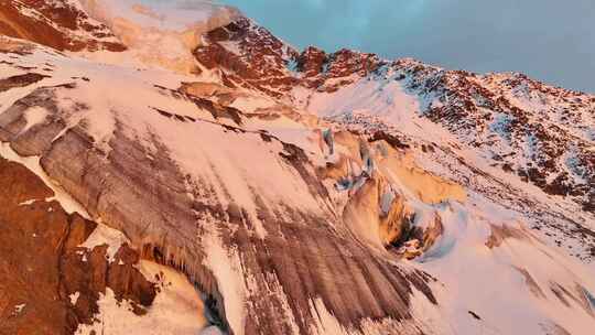 航拍川西横断山脉勒多曼因雪山日照金山风光