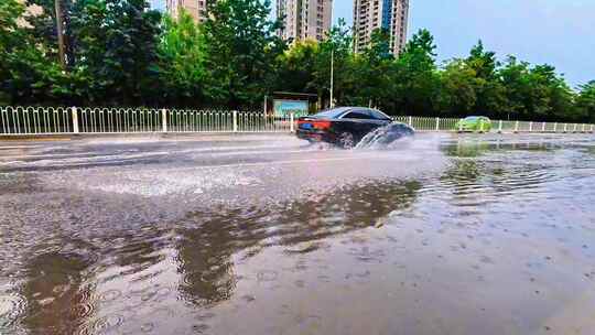 慢镜头/大雨中的城市道路交通