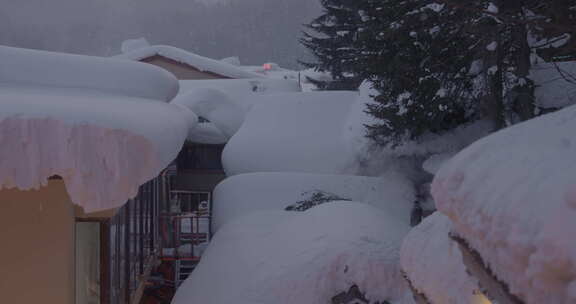 积雪深厚的雪乡特色小屋屋顶景象