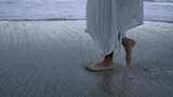 女人赤脚走在沙滩上高清在线视频素材下载