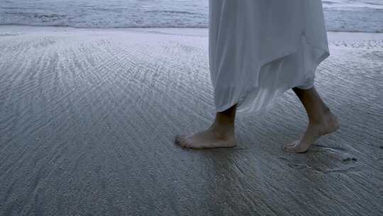 女人赤脚走在沙滩上
