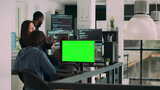 使用Greenscreen Monitor编写源代码的程序员团队高清在线视频素材下载