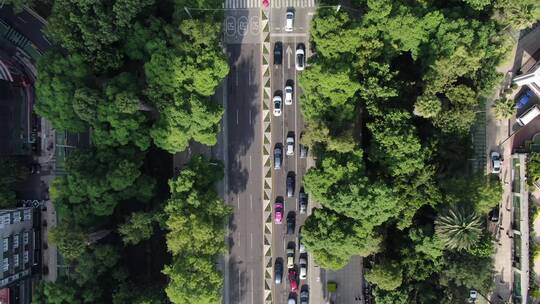 环岛公路交通的航拍镜头