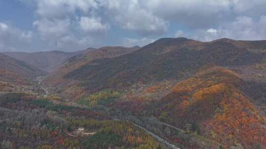 航拍秋季本溪本桓公路延时