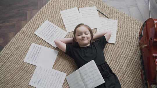 一个躺在地板上的女孩