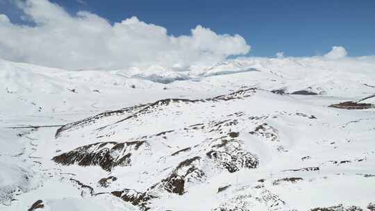 青海拉脊山蓝天白云雪山航拍视频