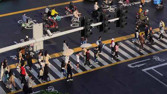 日出城市街道喧嚣车水马龙快节奏生活