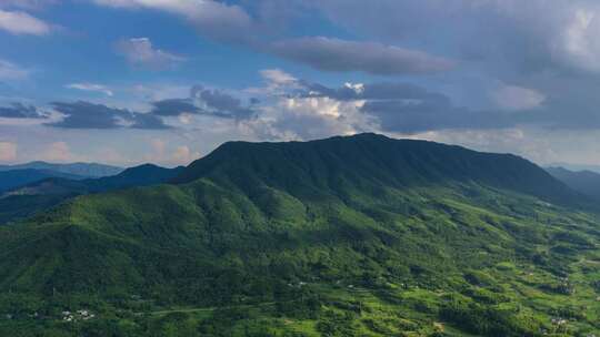 白云 山 蓝天 绿色