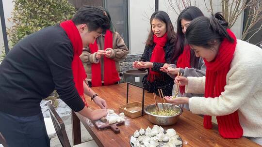 济南南部山区山乡后院，春节小院内包饺子