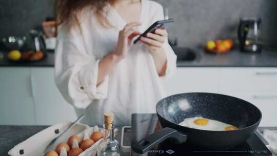 女性在厨房做饭