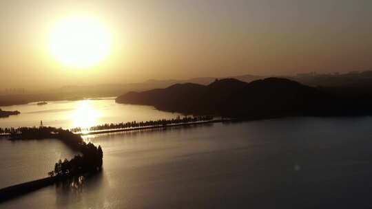 航拍武汉东湖清晨湖面