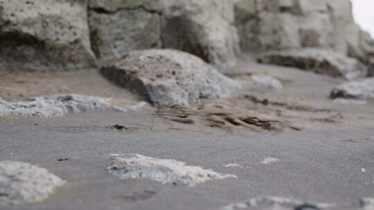 徒步旅行者走过灰色沙滩视频素材模板下载