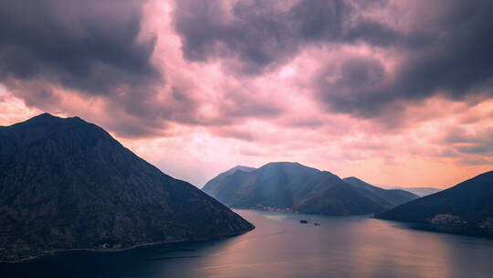 黑山山脉上空雨云的移动