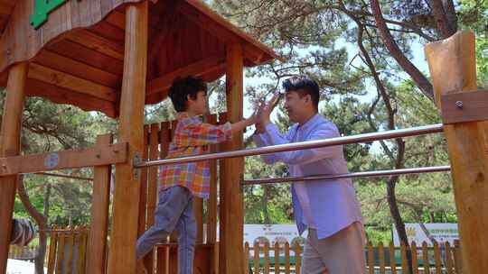 爸爸鼓励儿子勇敢玩耍