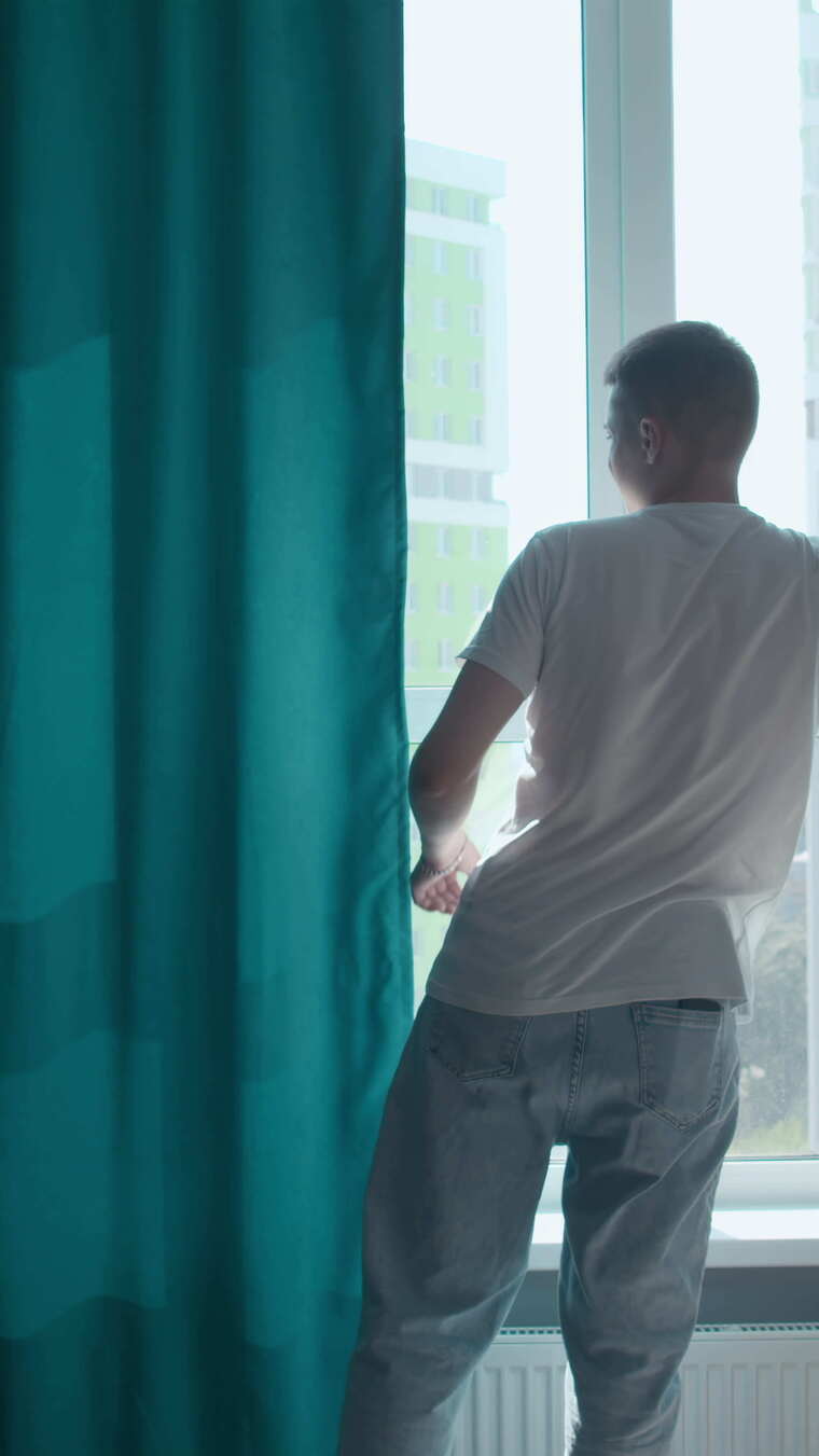 清晨，一个男人来到窗前，拉开窗帘，媒体看