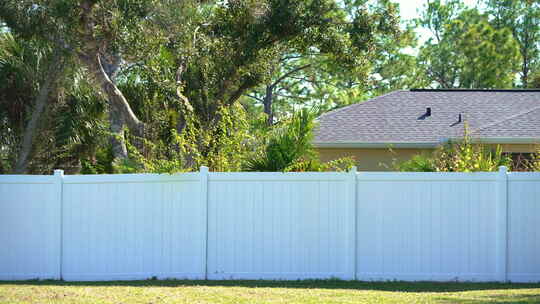 佛罗里达后院的乙烯基木板围栏白色塑料围栏