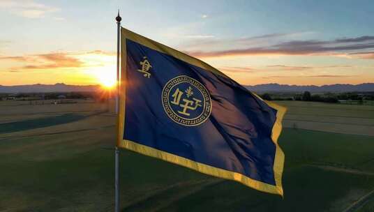 田野上飘扬的蓝色旗帜