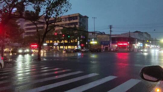 夜晚城市马路商场汽车购物广场