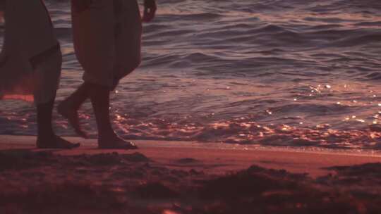 夕阳中情侣手牵手在海边散步视频素材模板下载