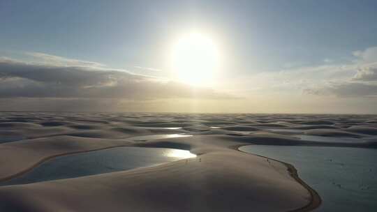 日落沙丘和雨水湖