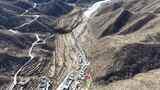 航拍山间蜿蜒公路高清在线视频素材下载