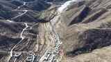 航拍山间蜿蜒公路高清在线视频素材下载