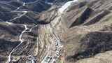 航拍山间蜿蜒公路高清在线视频素材下载